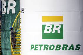  Petrobras Cuts Capex Plan on Lower Oil Prices